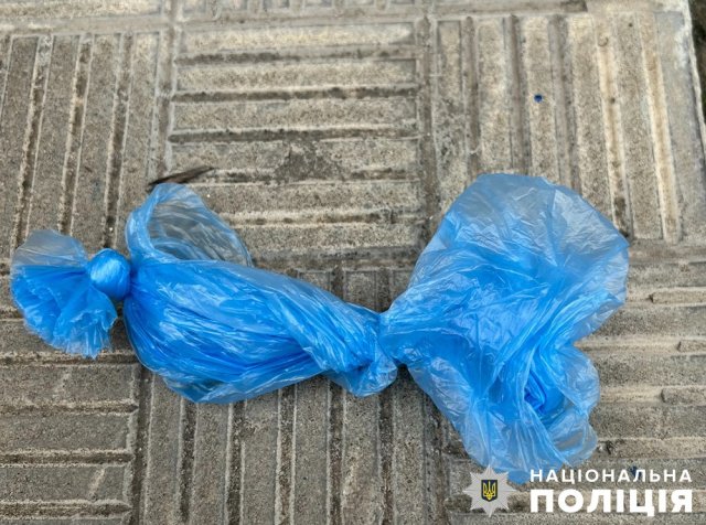На Польовій у Житомирі поліцейські затримали чоловіка, який поштою отримав метадон