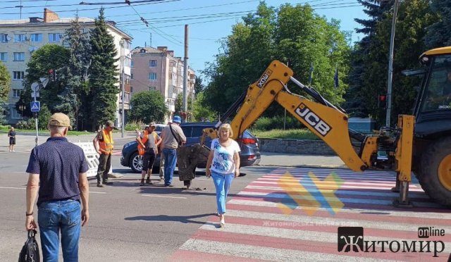 У Житомирі на перехресті вулиць Шевченка та Великої Бердичівської - аварійні роботи