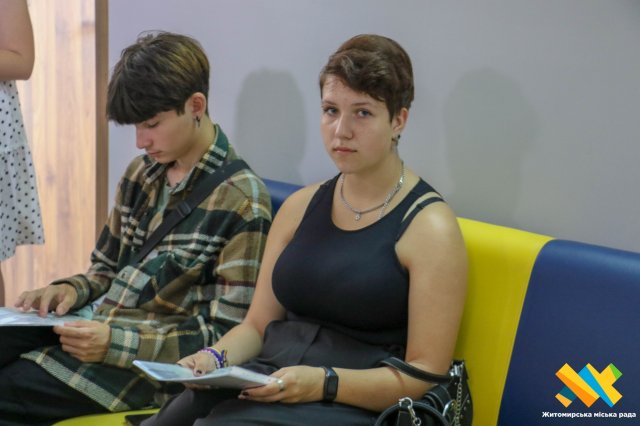 Перукарі, візажисти, кравці: Центрі легкої промисловості та побутового обслуговування населення Житомира — вступна кампанія