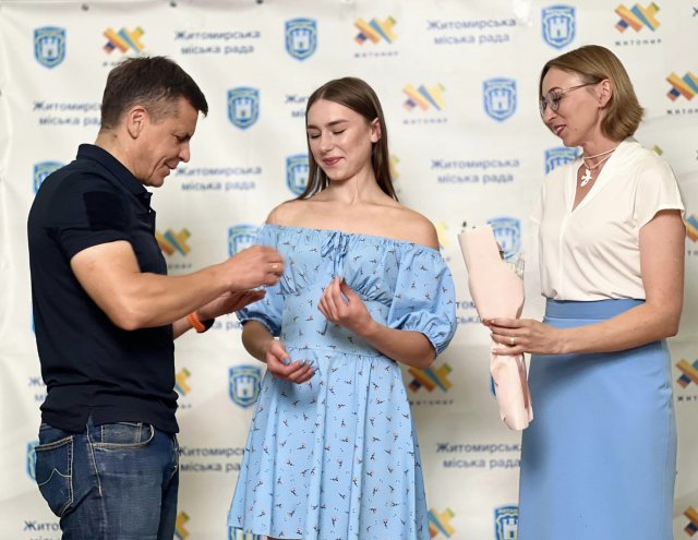У Житомирі переможцям й призерам міжнародних змагань та їхнім тренерам вручили грошові сертифікати. ФОТО