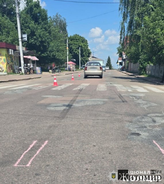 У селищі Житомирської області ЗАЗ наїхав на чоловіка, який переходив дорогу. ФОТО