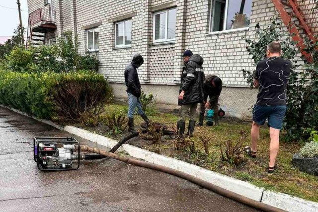 Як у Бердичеві ліквідовують наслідки негоди. ФОТО