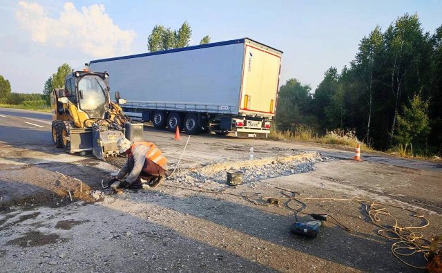 На трасі в Житомирській області зафіксували підняття бетонних плит, водіїв закликають бути уважними. ФОТО