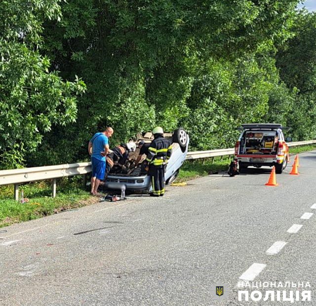 Неподалік Бердичева зіштовхнулись ВМW та Daewoo: загинув водій останньої автівки, а четверо пасажирів у лікарні. ФОТО