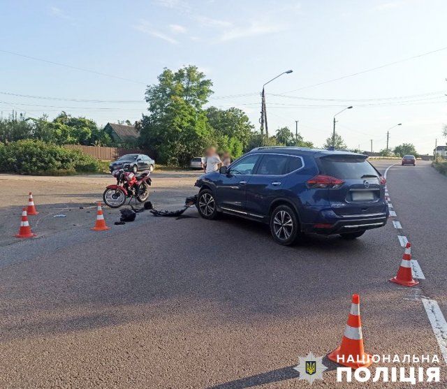 У селі неподалік Житомира Nissan зіткнувся з мопедом, 15-річний водій двоколісника отримав травми