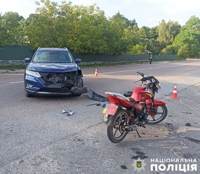 У селі неподалік Житомира Nissan зіткнувся з мопедом, 15-річний водій двоколісника отримав травми