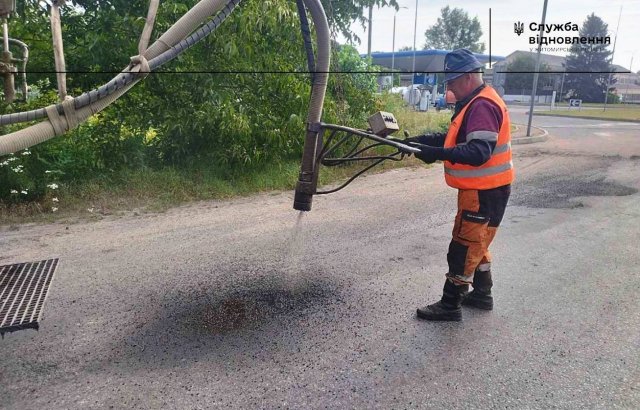 У Житомирській області на дорогах ліквідовують ями, ремонтують огорожі та прибирають наслідки негоди