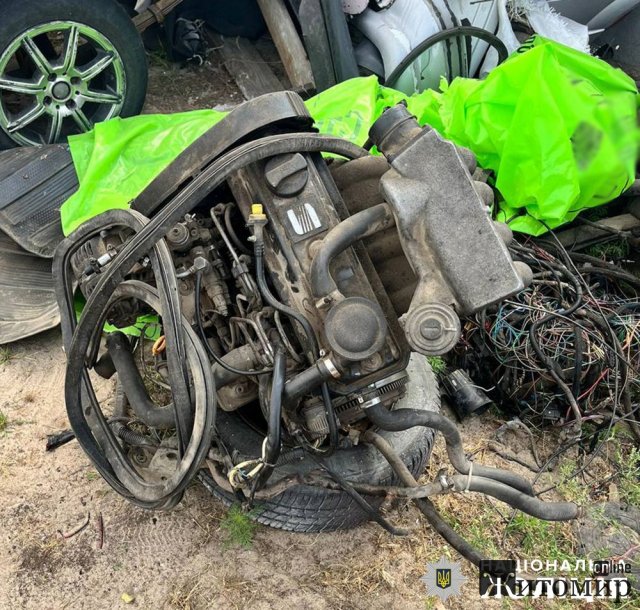 На Житомирщині двоє чоловіків викрали з узбіччя дороги зламану автівку та розібрали на запчастини. ФОТО