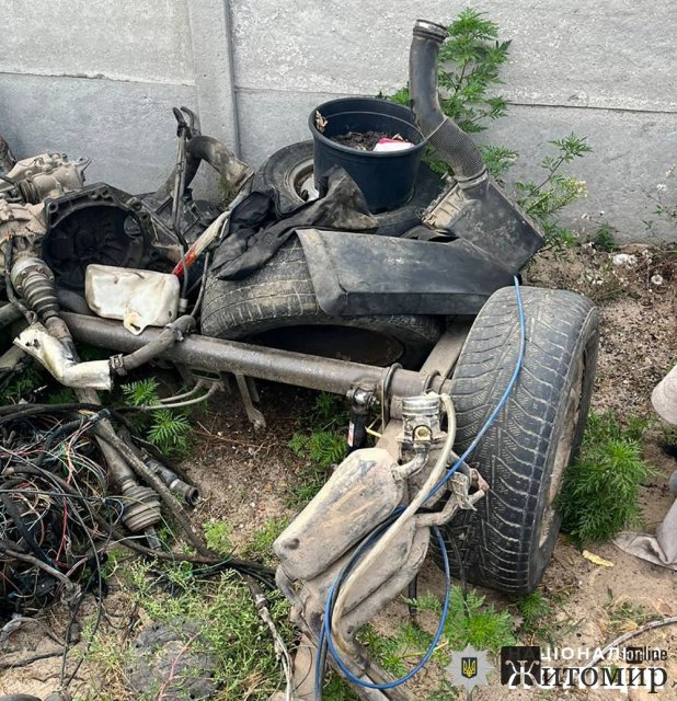 На Житомирщині двоє чоловіків викрали з узбіччя дороги зламану автівку та розібрали на запчастини. ФОТО