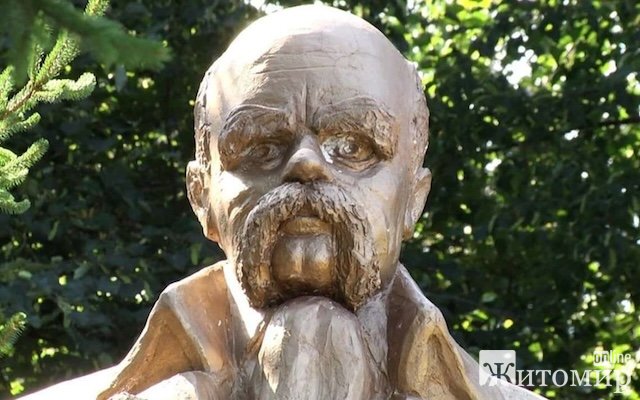 У Житомирській області пам'ятник Леніну перетворили на Кобзаря У Житомирській області пам'ятник Леніну перетворили на Кобзаря