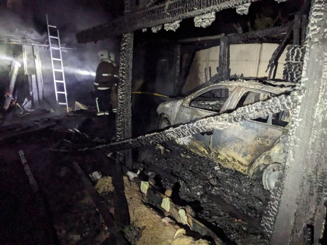 На півночі Житомирщини горів гараж з автівкою. ФОТО