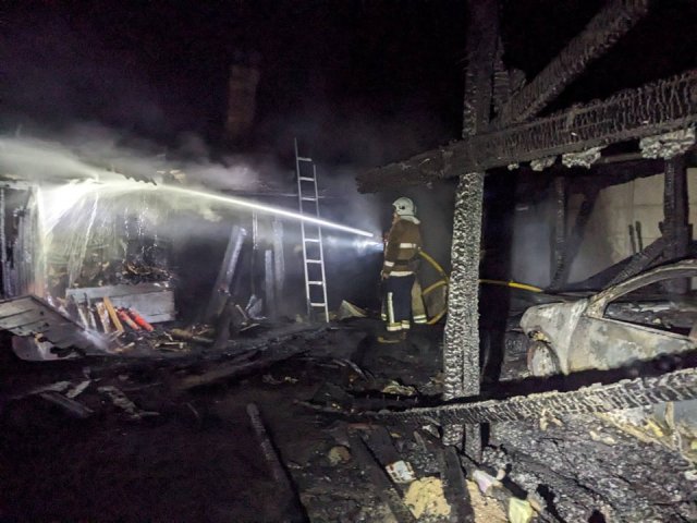 На півночі Житомирщини горів гараж з автівкою. ФОТО