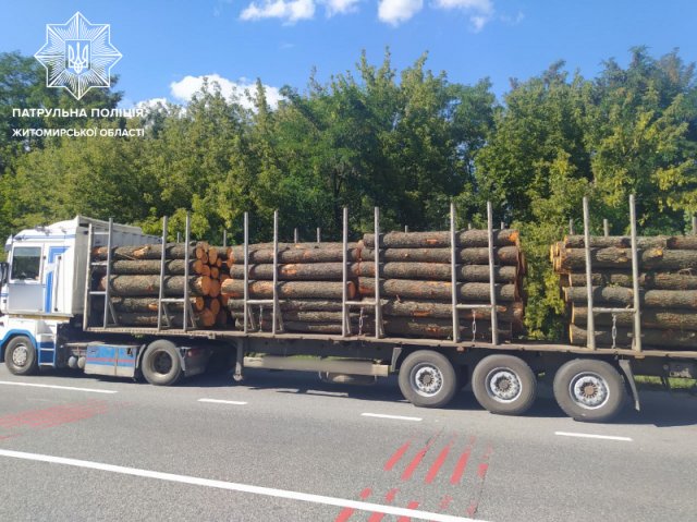 На Житомирщині патрульні зупиняли вантажівки: водії перевозили деревину без належних документів. ФОТО