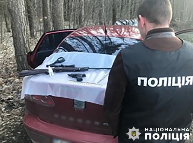 На Житомирщині затримали чоловіка, який переробляв та продавав зброю. ФОТО