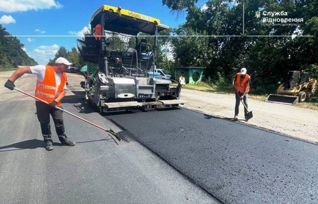 У межах Любара шляховики ремонтували дорогу. ФОТО
