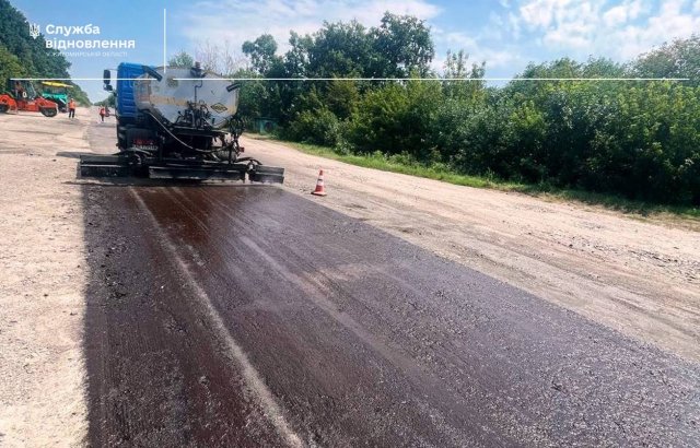 У межах Любара шляховики ремонтували дорогу. ФОТО