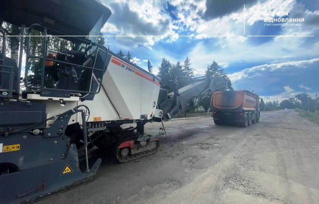 У межах Любара шляховики ремонтували дорогу. ФОТО