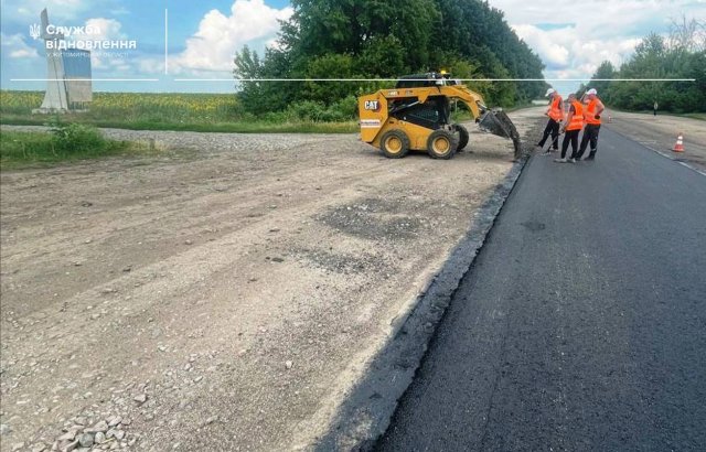 У межах Любара шляховики ремонтували дорогу. ФОТО