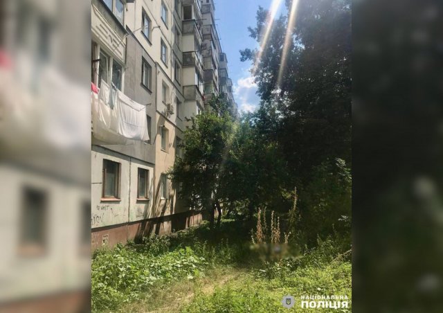 На Клосовського в Житомирі з вікна багатоповерхівки випав чоловік. ФОТО