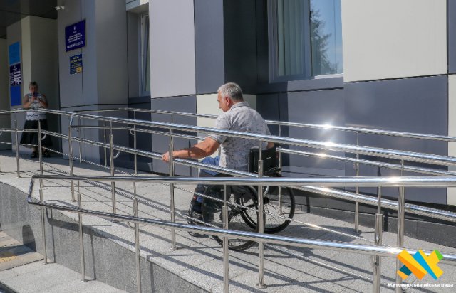 На шляху до безбар’єрності: у Житомирі дослідили Прозорий офіс на доступність