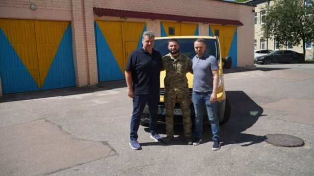 Захисникам України в Житомирі передали мікроавтобус. ФОТО