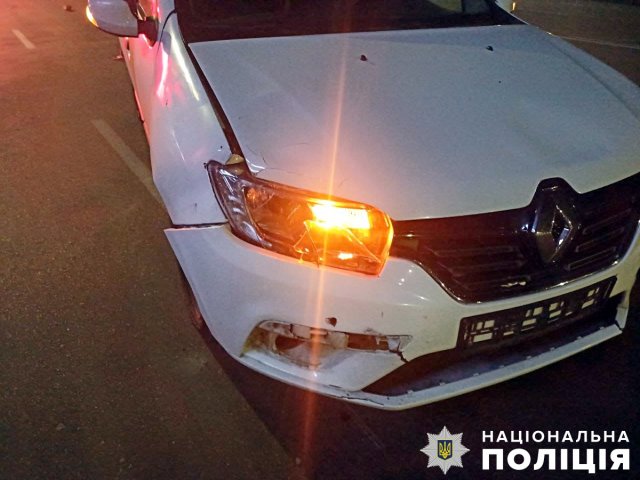 На проспекті Миру в Житомирі Renault збив чоловіка, потерпілого госпіталізували. ФОТО