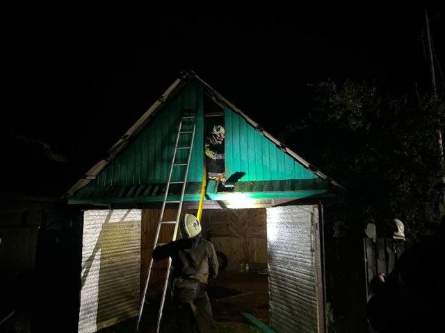 На півночі Житомирщини рятувальники ліквідовували пожежу в гаражі. ФОТО