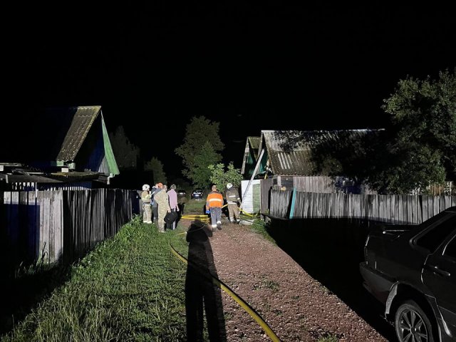 На півночі Житомирщини рятувальники ліквідовували пожежу в гаражі. ФОТО