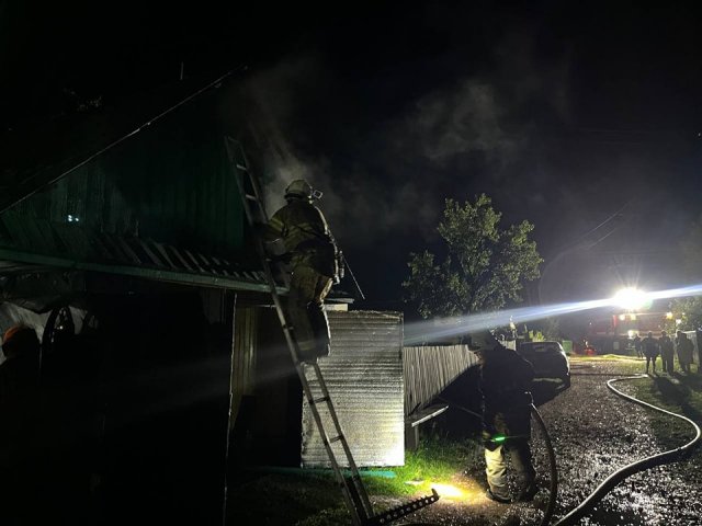 На півночі Житомирщини рятувальники ліквідовували пожежу в гаражі. ФОТО