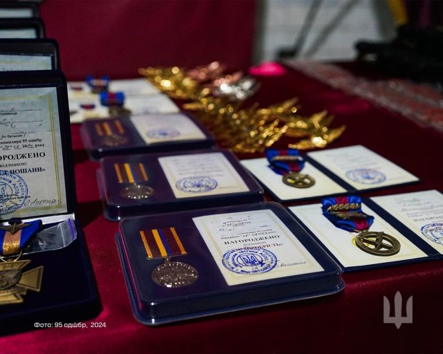 Командир житомирської 95-ї бригади нагородив воїнів