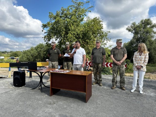 На Житомирщині між двома населеними пунктами офіційно відкрили відбудований міст, дерев