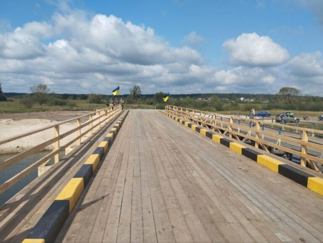 На Житомирщині між двома населеними пунктами офіційно відкрили відбудований міст, дерев