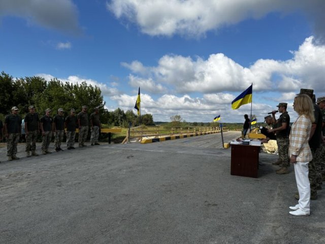 На Житомирщині між двома населеними пунктами офіційно відкрили відбудований міст, дерев
