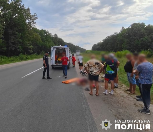 На трасі в Житомирській області автобус наїхав на велосипедиста, що їхав в колоні