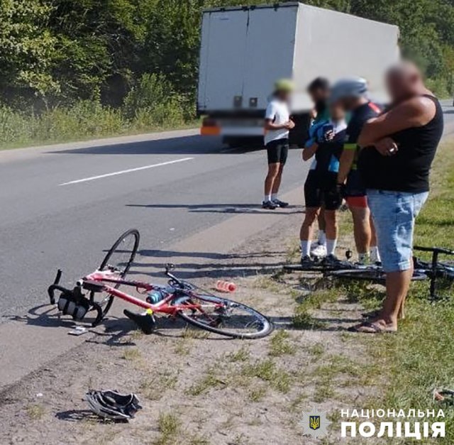 На трасі в Житомирській області автобус наїхав на велосипедиста, що їхав в колоні