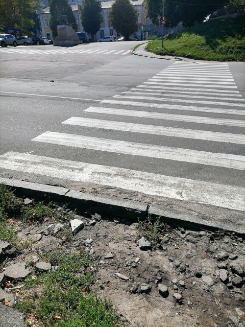 Бердичівляни просять відремонтувати тротуар, який веде до школи