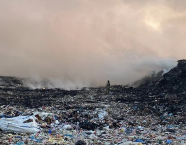 У Бердичеві цілий день горить сміттєве звалище У Бердичеві цілий день горить сміттєве звалище