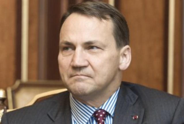 Голова МЗС Польщі обурився на те, що у Варшаві його стриже українець Голова МЗС Польщі обурився на те, що у Варшаві його стриже українець