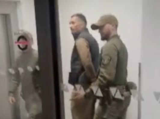 Олександра Усика заарештували в польському аеропорту. ВІДЕО Олександра Усика заарештували в польському аеропорту. ВІДЕО
