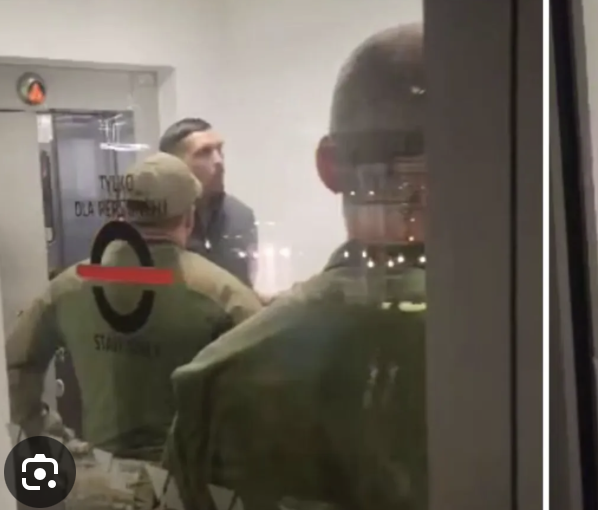 Олександра Усика заарештували в польському аеропорту. ВІДЕО Олександра Усика заарештували в польському аеропорту. ВІДЕО