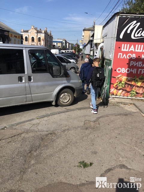 Чому в Житомирі немає жодної цивілізованої парковки?