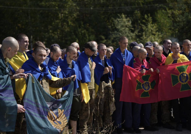 Воїн із Житомирщини повернувся із полону Воїн із Житомирщини повернувся із полону