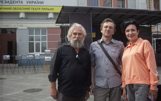 У Житомирі працює єдиний в Україні вуличний театр маріонеток У Житомирі працює єдиний в Україні вуличний театр маріонеток