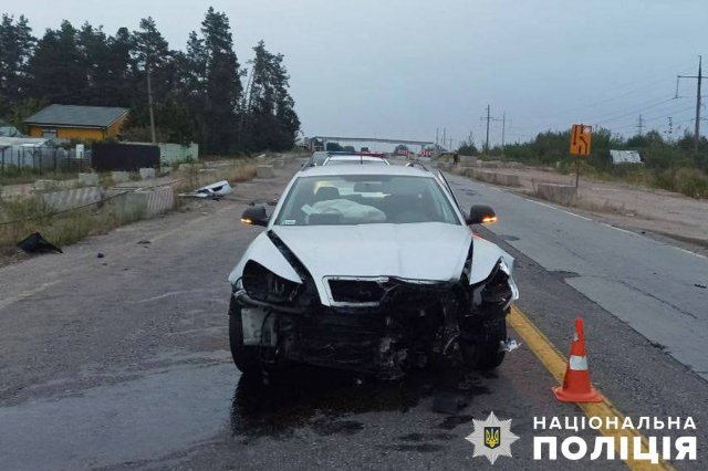 Неподалік Житомира Skoda не розминулась з бетонною конструкцією, є травмовані. ФОТО