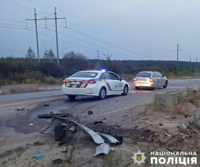 Неподалік Житомира Skoda не розминулась з бетонною конструкцією, є травмовані. ФОТО