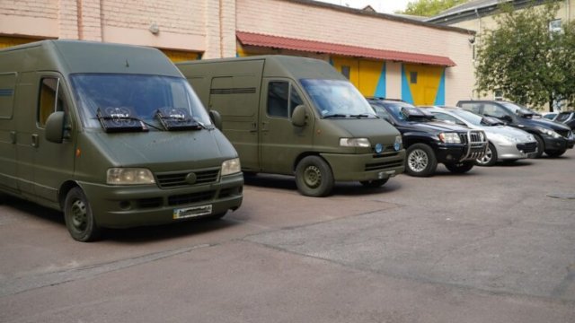 Захисникам Житомирщини передали 3 позашляховики, 2 мікроавтобуси та дрони. ФОТО