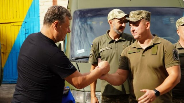 Захисникам Житомирщини передали 3 позашляховики, 2 мікроавтобуси та дрони. ФОТО