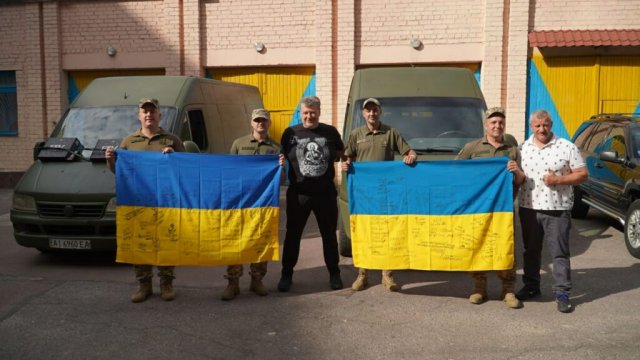 Захисникам Житомирщини передали 3 позашляховики, 2 мікроавтобуси та дрони. ФОТО
