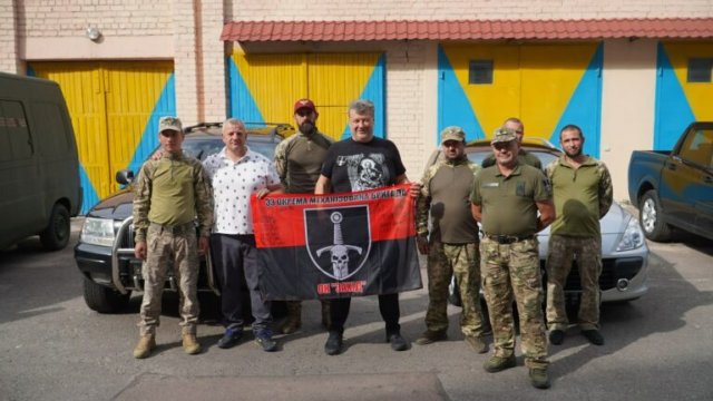 Захисникам Житомирщини передали 3 позашляховики, 2 мікроавтобуси та дрони. ФОТО
