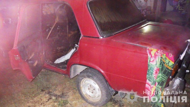 На Коростенщині чоловік хотів звести рахунки з односельцями та підвалив дві автівки